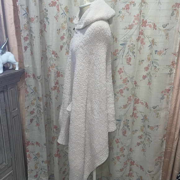 Barefoot Dreams Cozychic Hooded Cape in Stone Shawl Wrap O/S - Picture 6 of 12